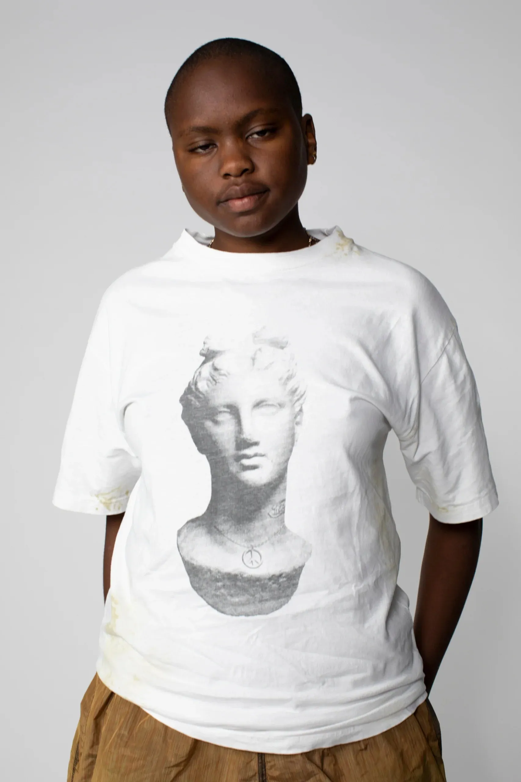 AGED STATUE SS TEE / ARIES / WHITE